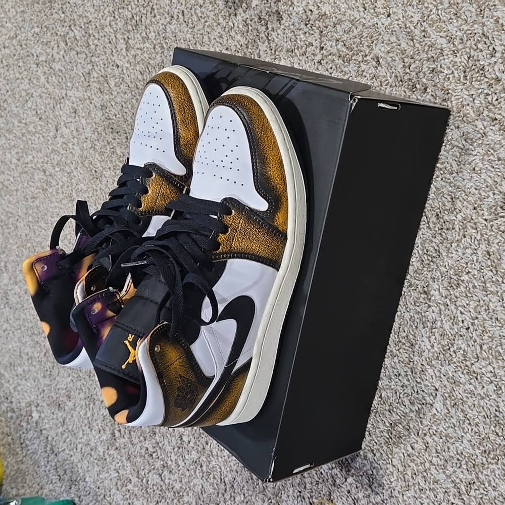 Air Jordan 1 Mid SE, Black-Taxi White-Sail, Mens 9.5 US Size